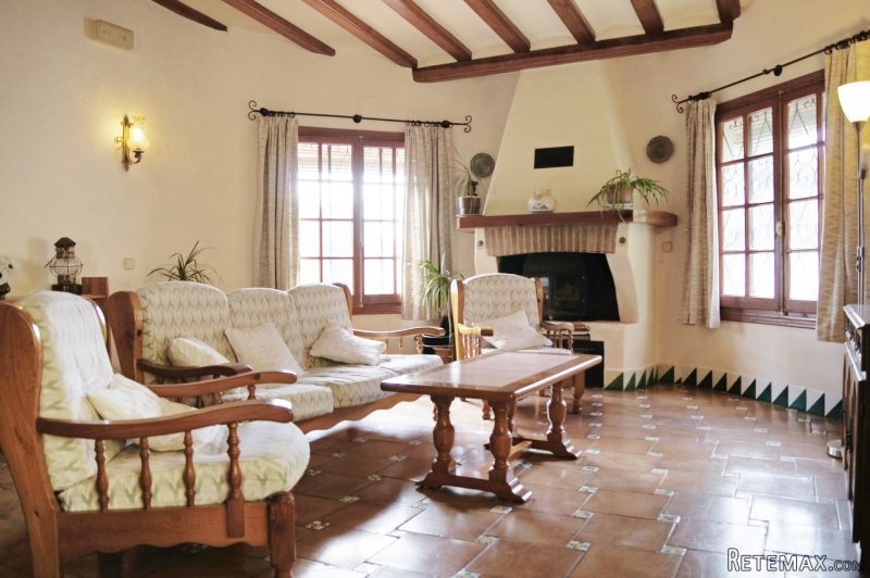Spacious converted restaurant with open..