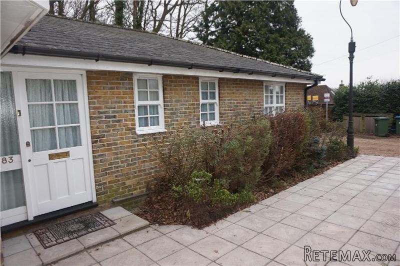 2 Bedrooms - Bungalow - Hampshire - For..