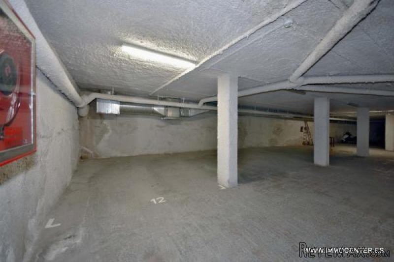 EMPURIABRAVA: Private covered parking
