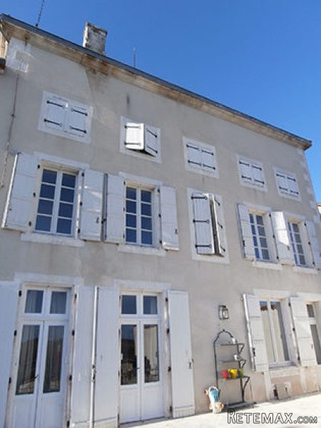 Late 17th Century Prestigious House.. - 2