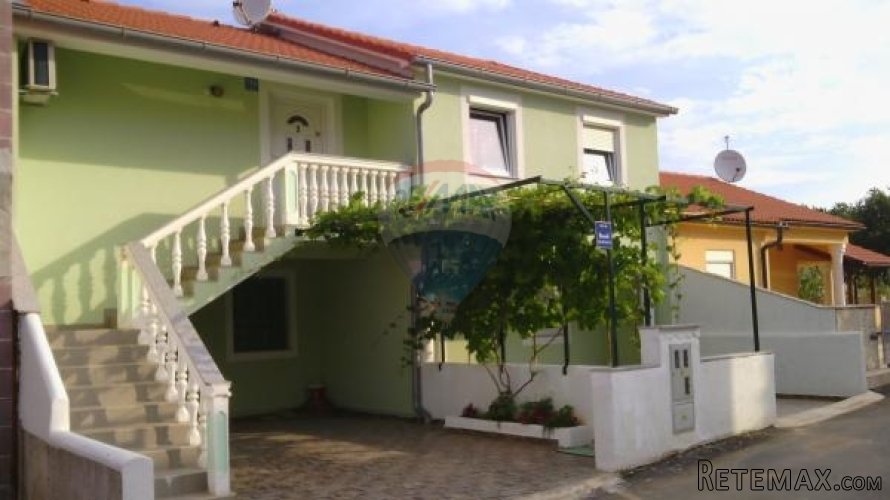 KUĆA SA 2 STANA 100M OD PLAŽE