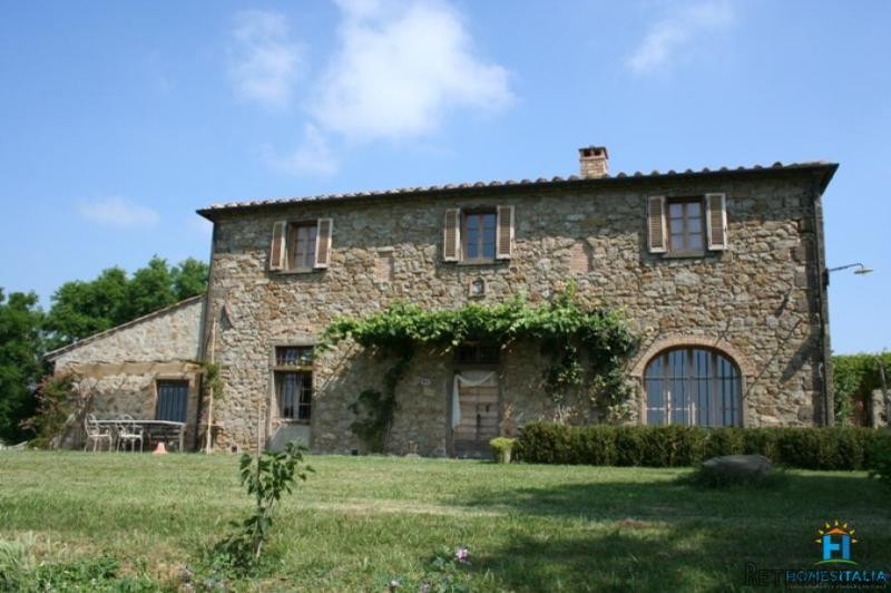 Traditional Tuscan farmhouse with lake - 2