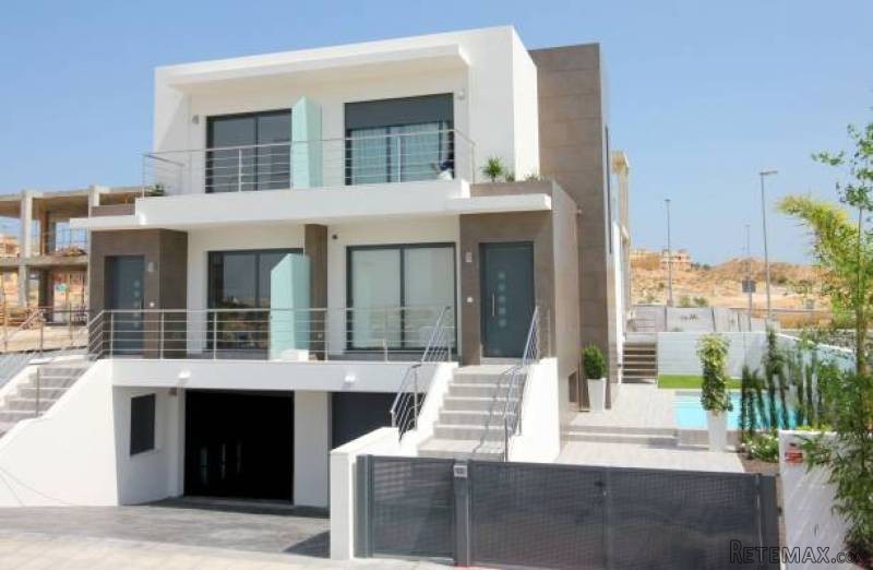 4 Bedroom 3 Bathroom Villa In..