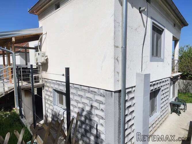 Sredjena kuca 200m2 sa visokim zidovima i potpuno privatnoscu
