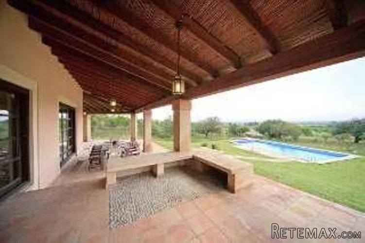 The elevated position of this enchanting country house.. - 2