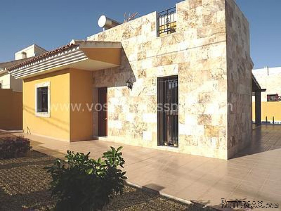 VERY WELL MAINTAINED, 3 bed, 2 bath, 98m2 villa plus back..
