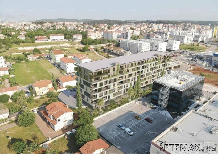 Pula! Pogled na grad. Višestambena, moderna zgrada s..