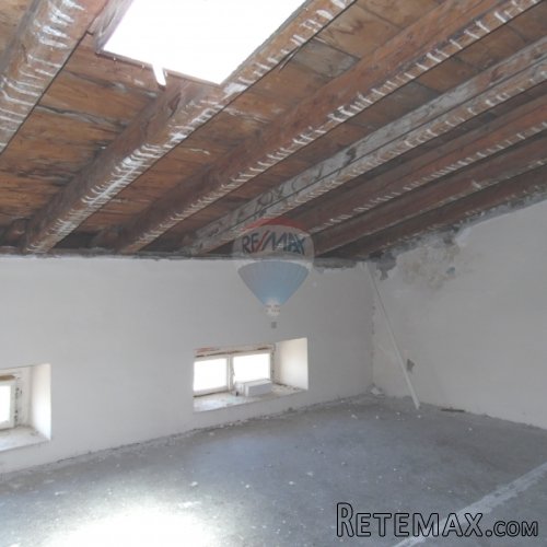 Ista,Centar Pula, potkrovlje za renoviranje 162 m2