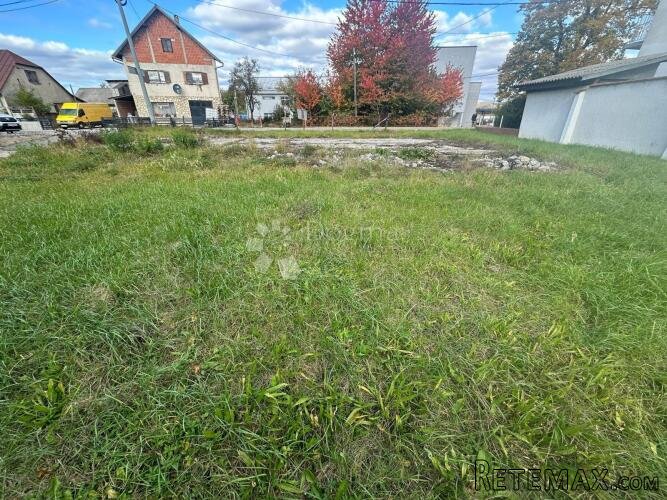 PRODAJE SE GRAĐEVINSKO ZEMLJIŠTE U GOSPIĆ 350 m2 - 2