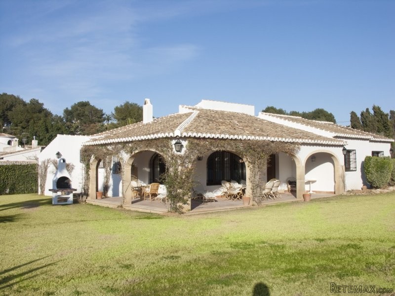 5 bedroom villa on large flat plot in..