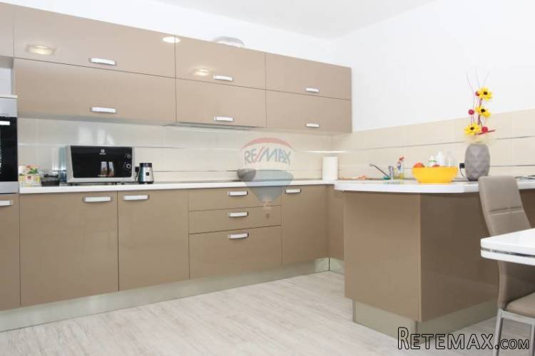 Stan novogradnja u centru Višnjana - 2