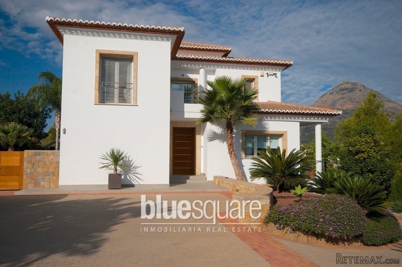 Magnificent 5-Bedroom villa close to..