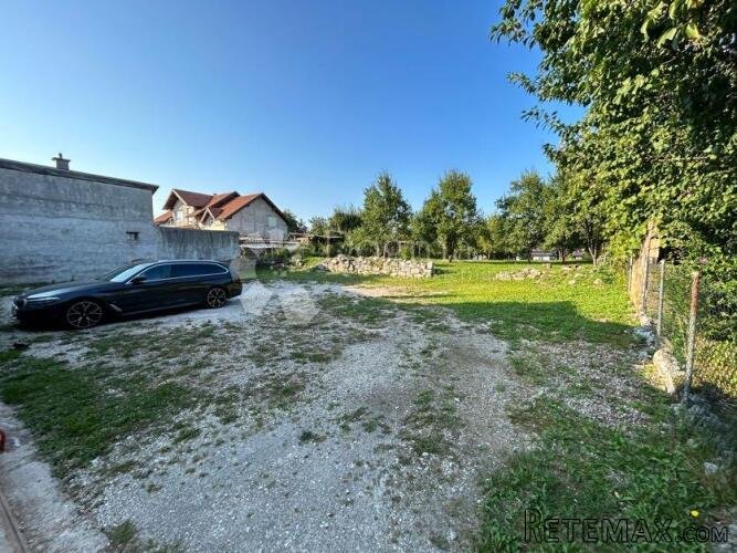 STAMBENO POSLOVNA NEKRETNINA SA 1000M2 GRAĐEVINSKOG ZEMLJIŠT - 2