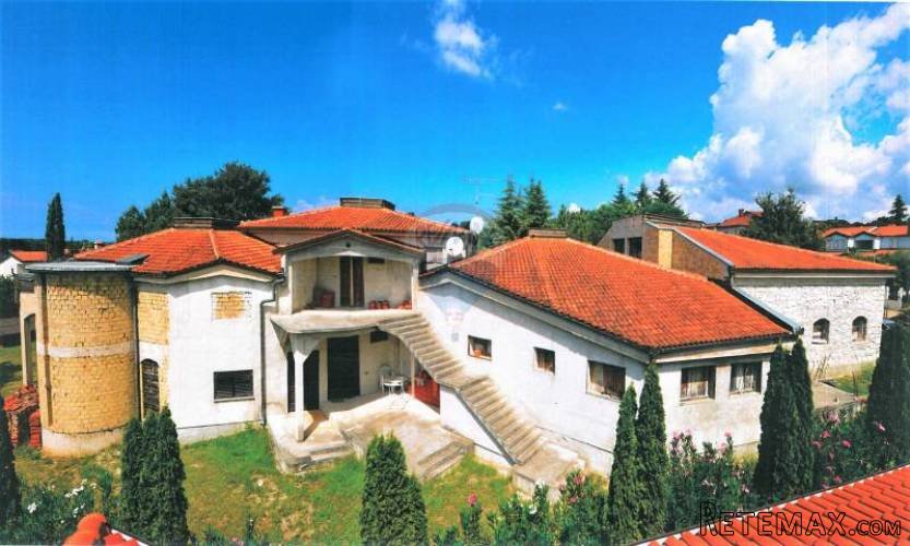 POREČ, interesantna kuća od 956,20 na okućnici od 2047 m2