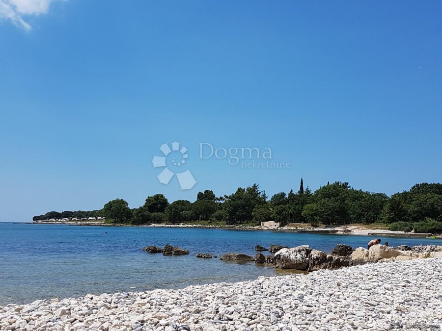 POREČ, RIJETKOST U PONUDI 300 METARA OD MORA