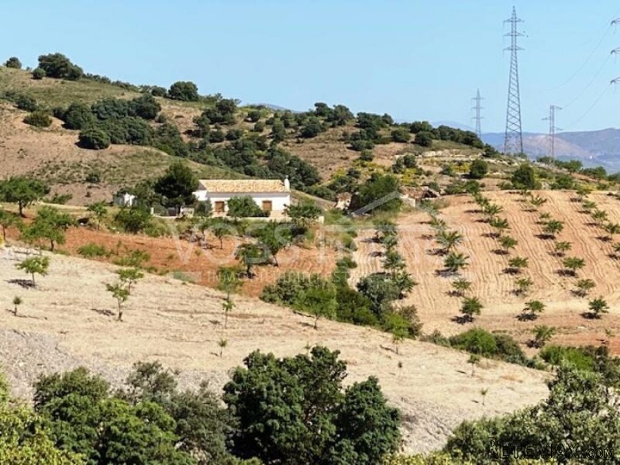 Attractive country property with 2 bedrooms & 1 bathroom..