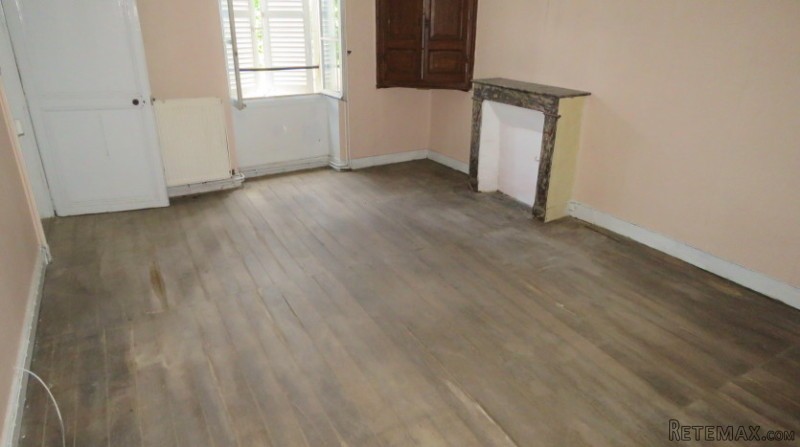 Huge townhouse in centre of town -..
