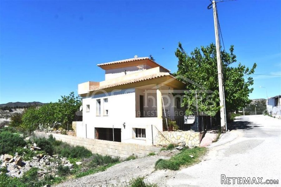 NEW LISTING - A 2 bed, 2 bath two storey Villa of 177m2..