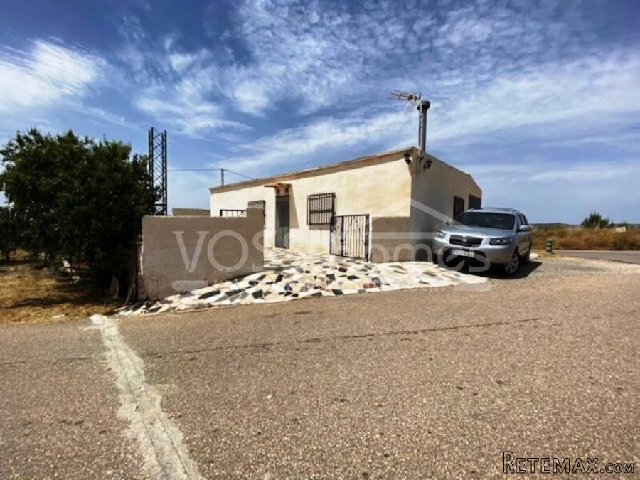 Large 2 bed 1 bath country property with garage and great..