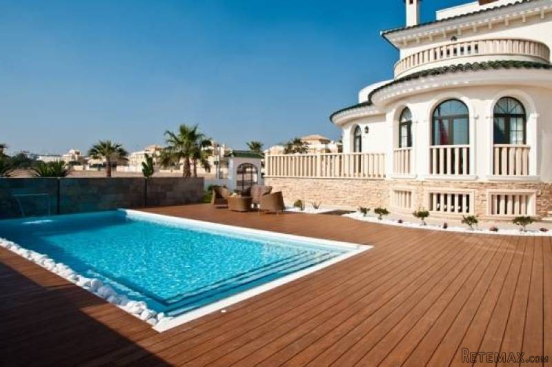 5 Bedroom 5 Bathroom Villa In Ciudad..