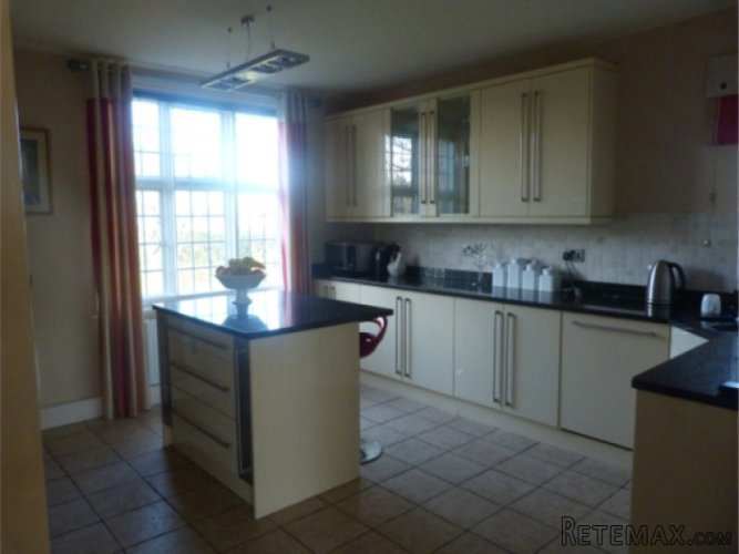 4 Bed Detached Property For Sale - 2