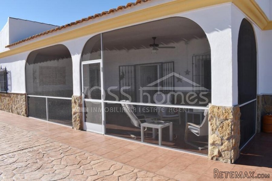A spacious 3 bed, 2 bath country villa with H&C air con.. - 12
