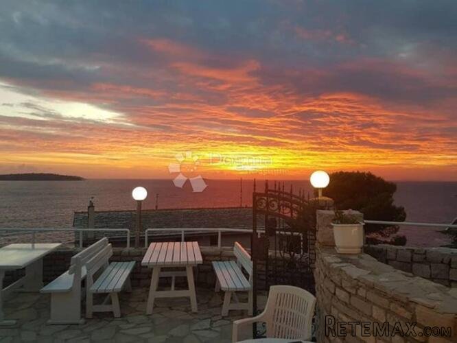 Kamena prizemnica u srcu Primoštena - 2