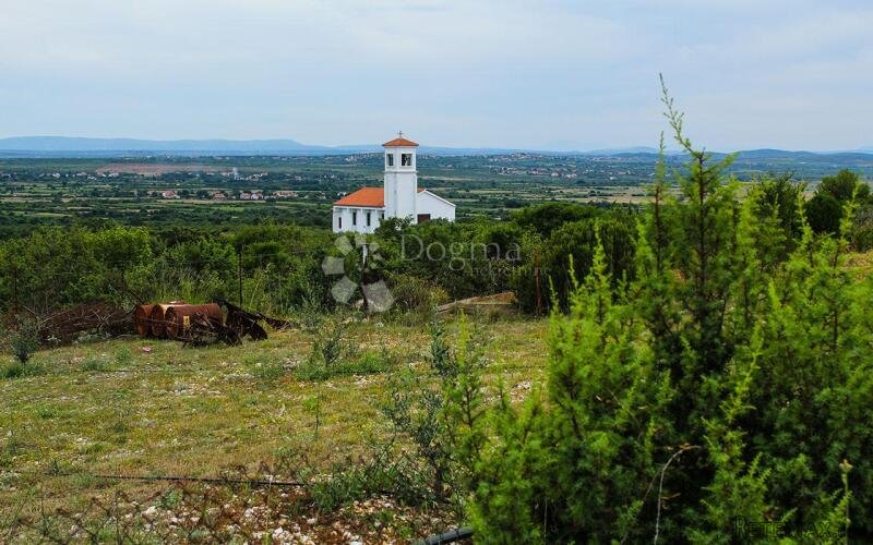 Poljoprivredno zemljište s bunarom za vodu na zemljištu! - 2