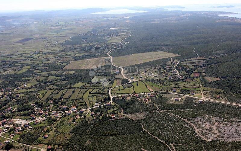 Poljoprivredno zemljište s bunarom za vodu na zemljištu! - 3