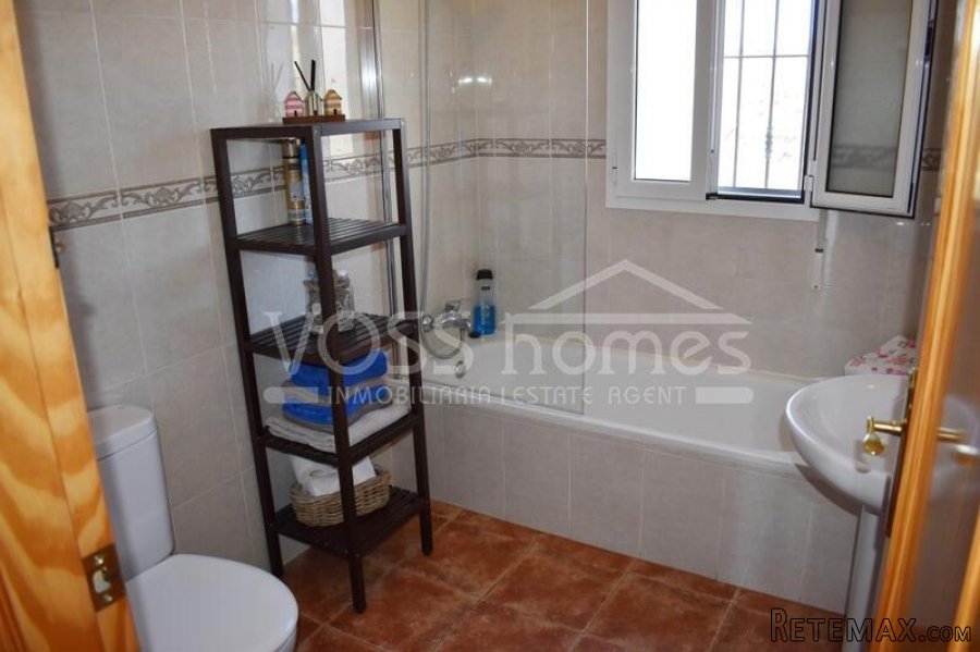 A spacious 3 bed, 2 bath country villa with H&C air con.. - 16