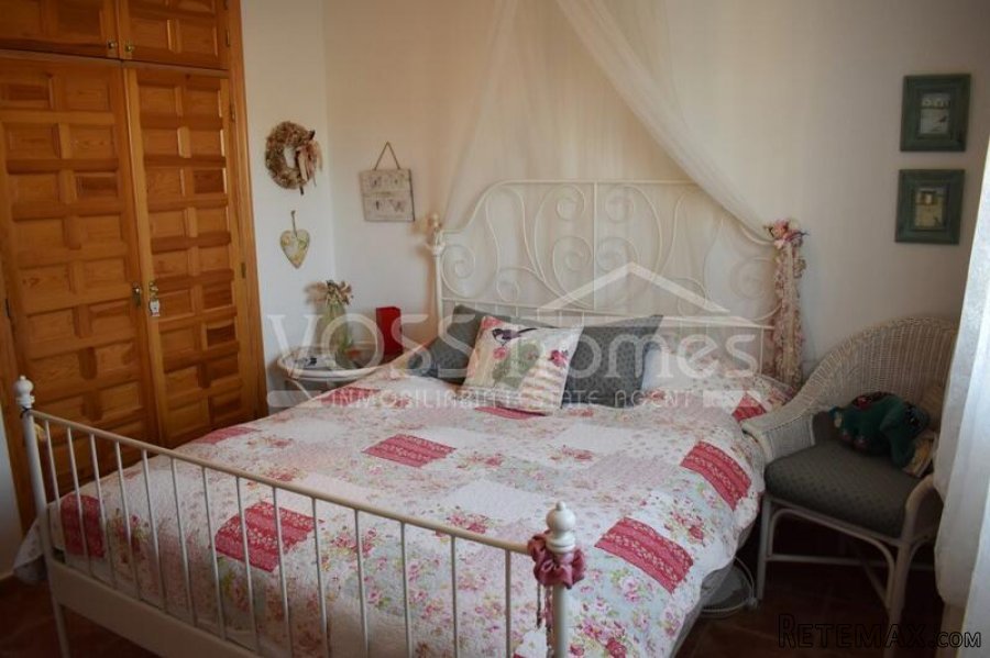 A spacious 3 bed, 2 bath country villa with H&C air con.. - 17