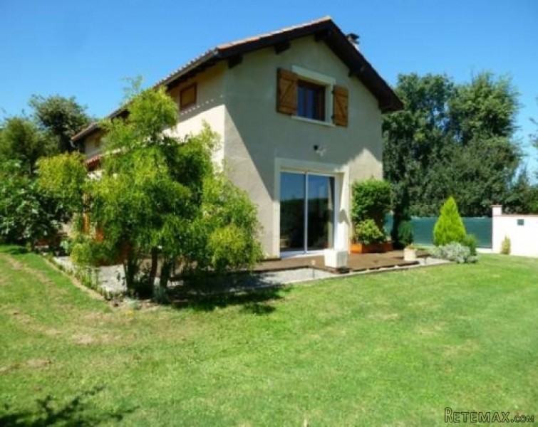 Well restored country cottage in pretty..