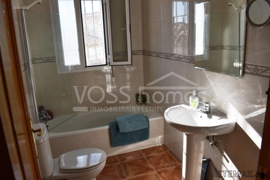 A spacious 3 bed, 2 bath country villa with H&C air con.. - 19