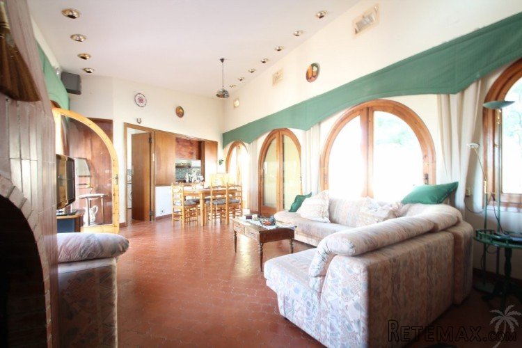 A large villa to renovate or demolish on a second line.. - 2