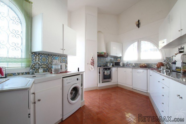 A large villa to renovate or demolish on a second line.. - 3