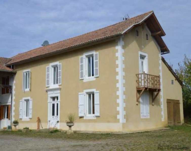 Pretty restored farmhouse set in 5..
