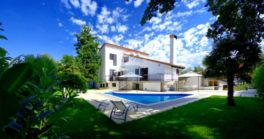 VILA S BAZENOM