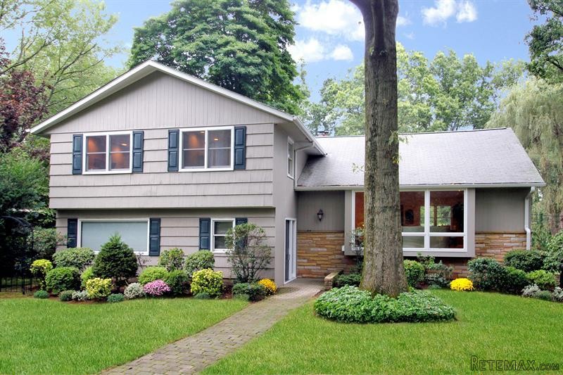 5 bedroom House For Sale: 1 Laura Lane..
