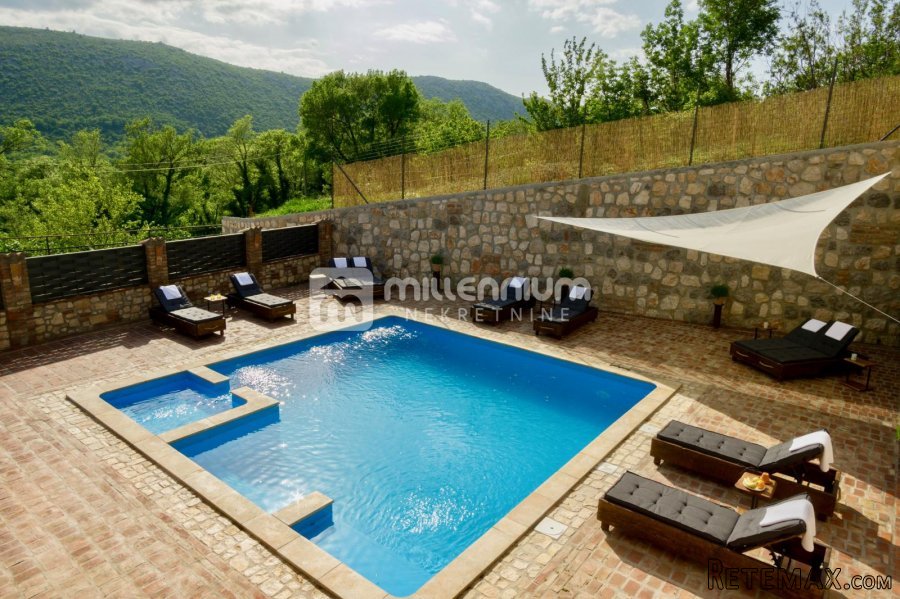 Crkveničko zaleđe, Drivenik, kamena vila s bazenom - 2