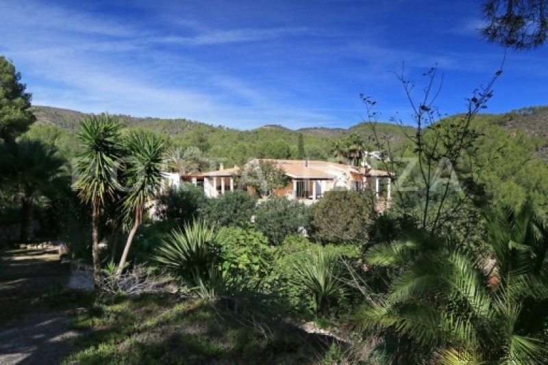 Beautiful spacious villa situated on a..