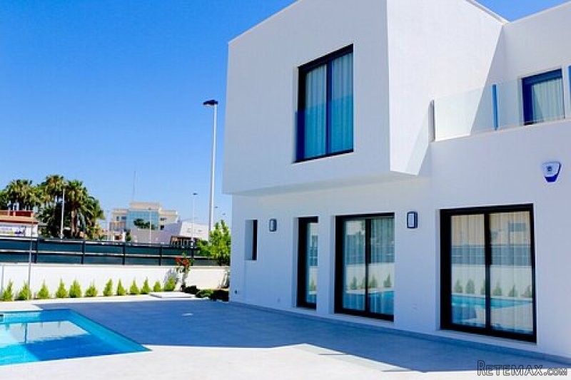 * Stunning 3 Bed Detached Villas in San..