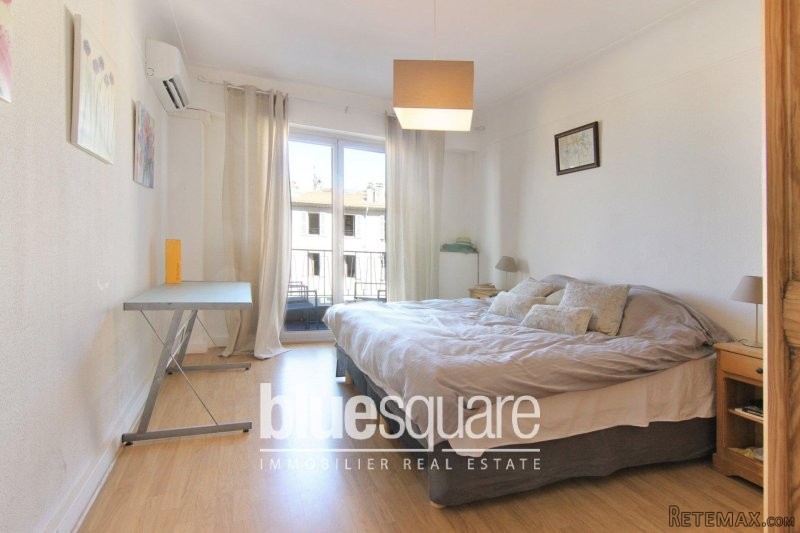 Spacious 2nd floor flat in heart of.. - 2