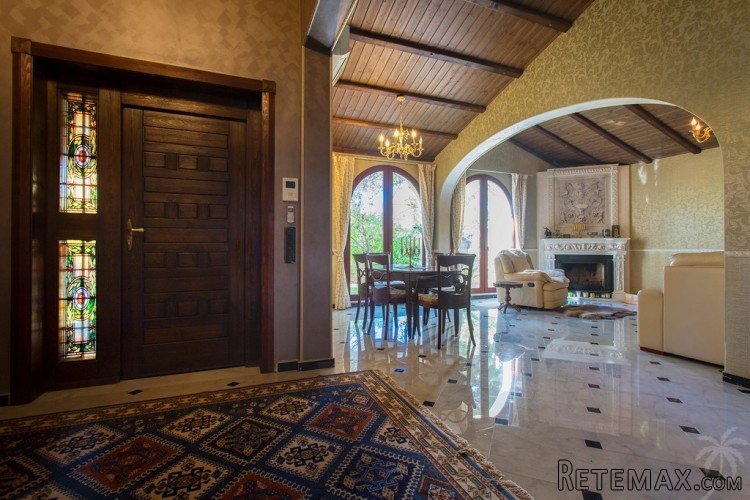 This beautiful French-style villa is 400 meters from Punta.. - 2