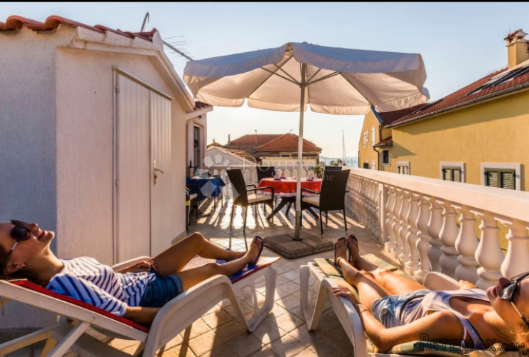 Kuća u Tisnom sa 3 apartmana, nekoliko metara od mora - 3
