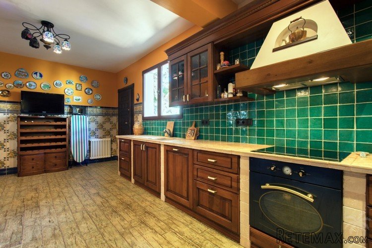 This beautiful French-style villa is 400 meters from Punta.. - 3