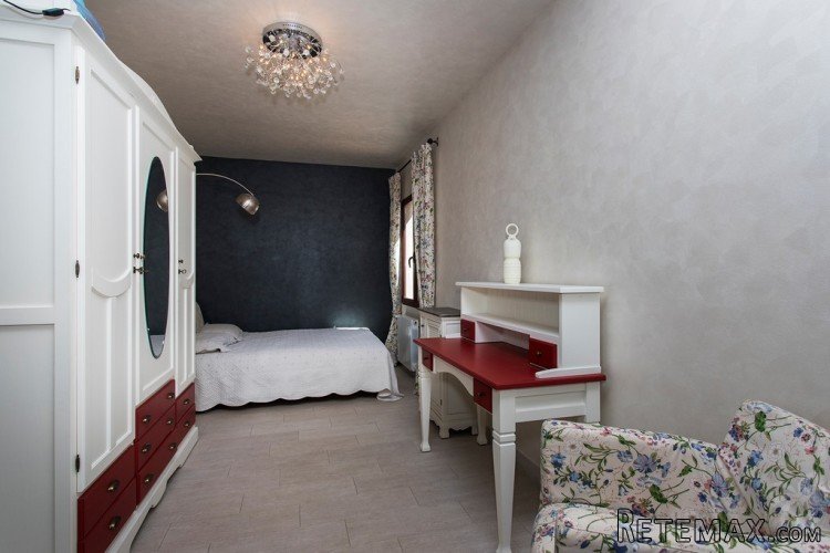 This beautiful French-style villa is 400 meters from Punta.. - 4