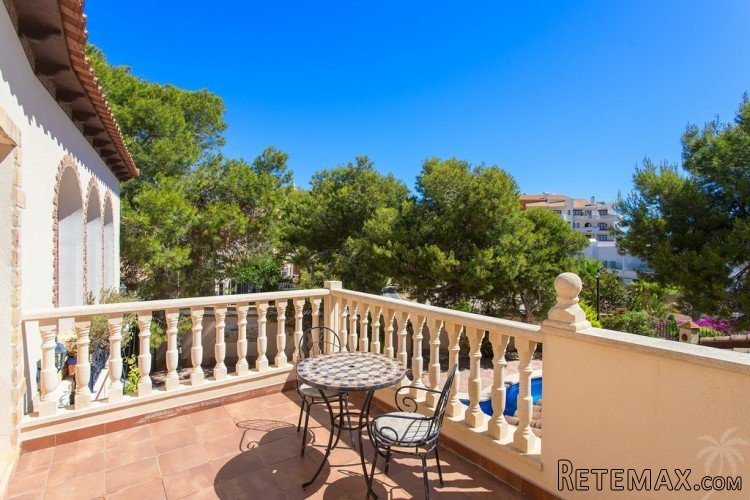 This beautiful French-style villa is 400 meters from Punta.. - 5