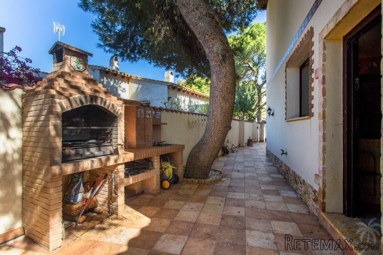 This beautiful French-style villa is 400 meters from Punta.. - 6