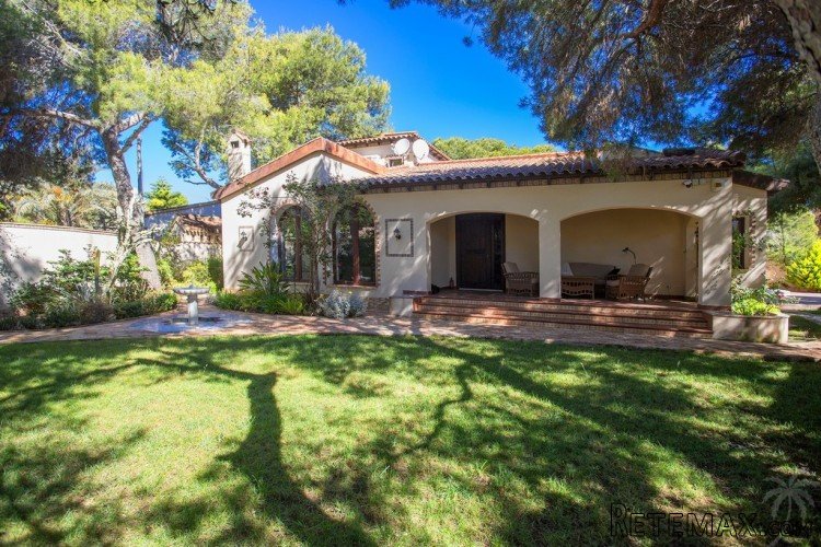 This beautiful French-style villa is 400 meters from Punta.. - 7