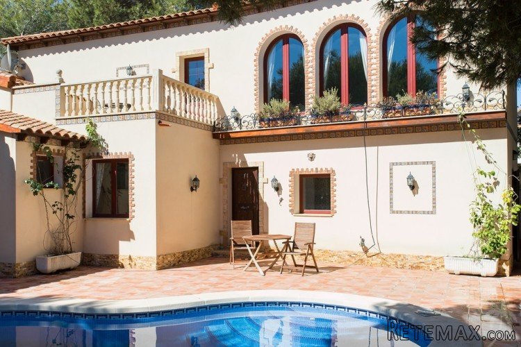 This beautiful French-style villa is 400 meters from Punta.. - 8